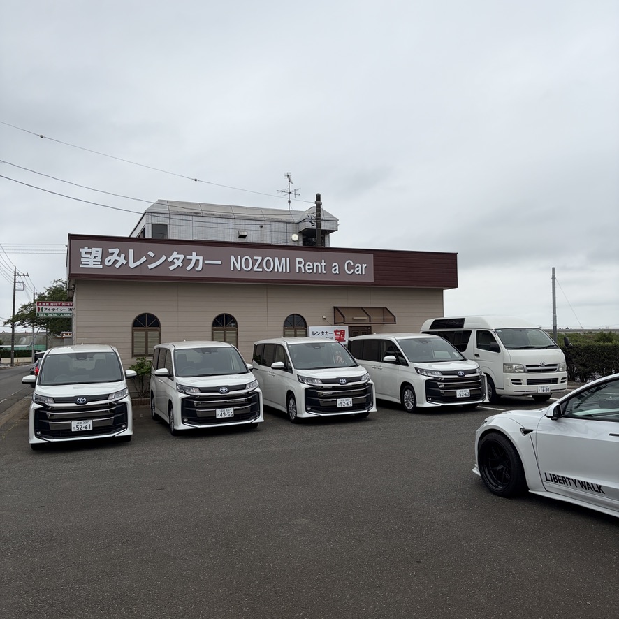 NOZOMI 店面前停放的實際 Toyota Noah 車隊